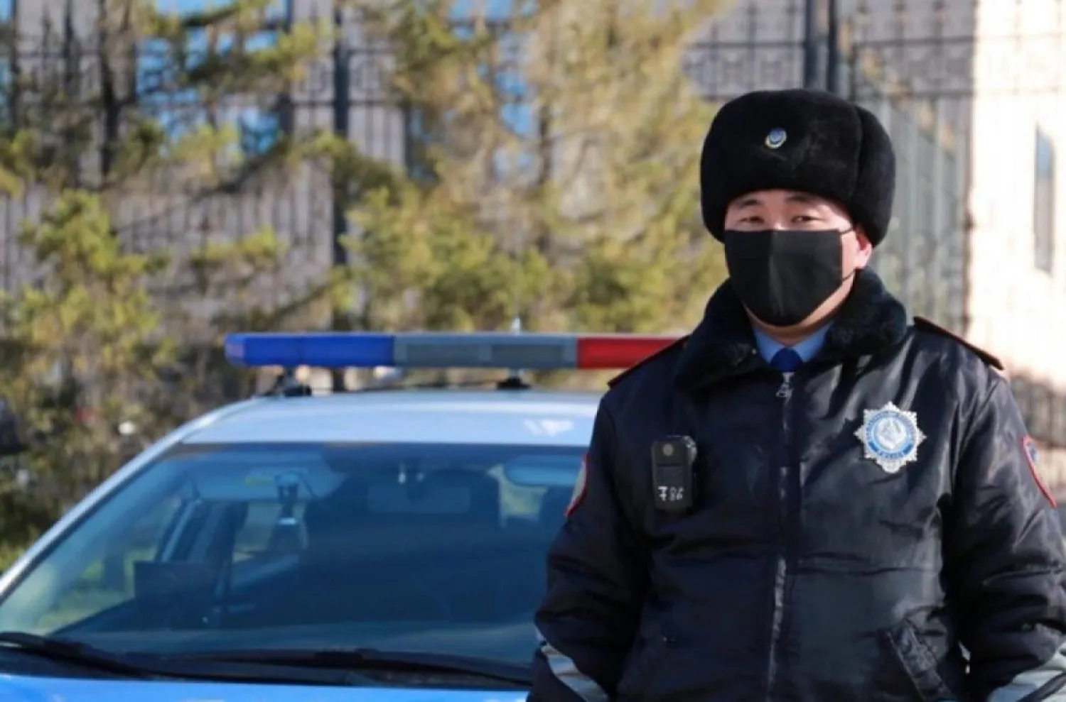 Столичный полицейский помог пожилому человеку с тяжелой травмой доехать из села в больницу