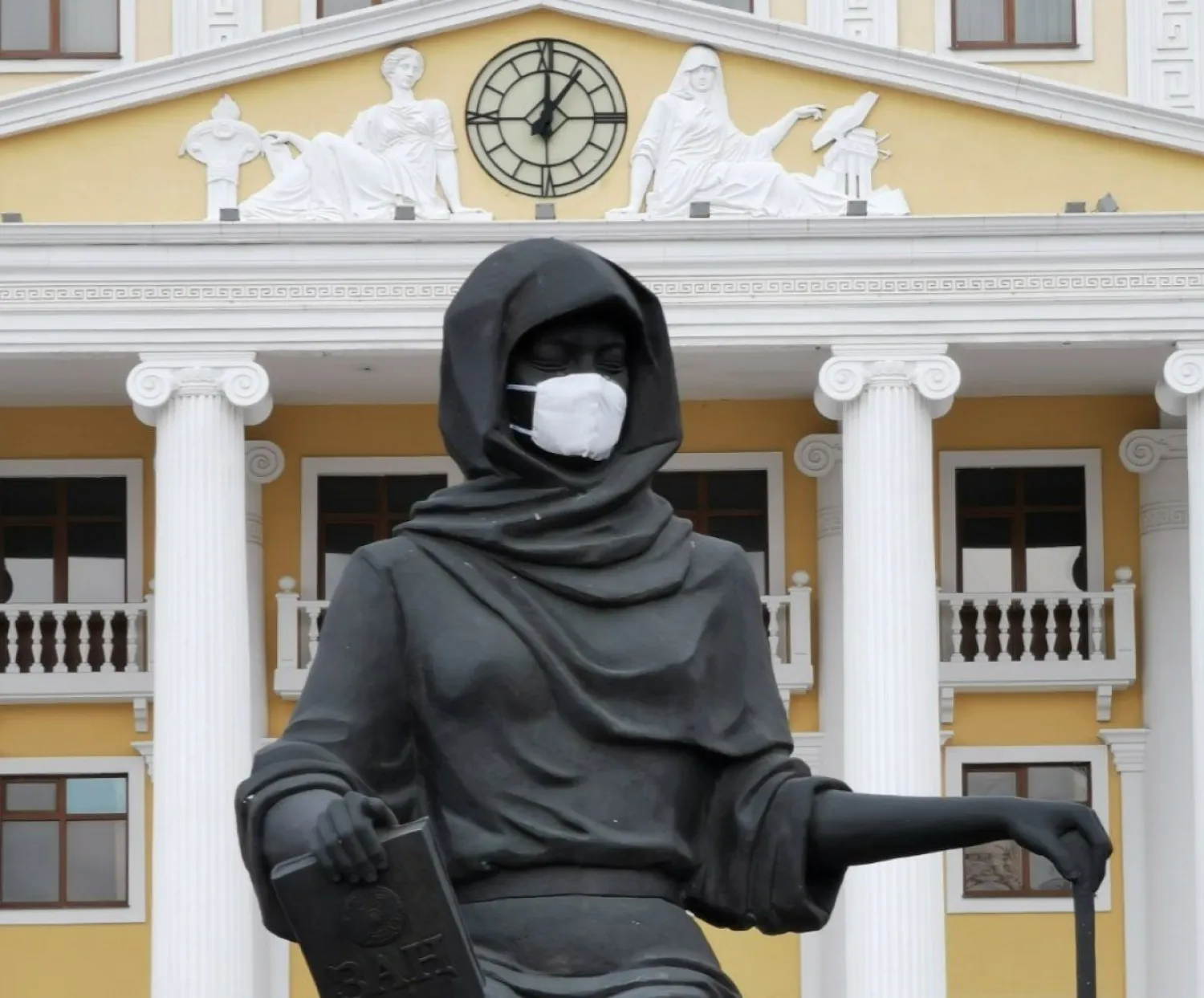 Университет КАЗГЮУ поддерживает астанчан в борьбе с пандемией