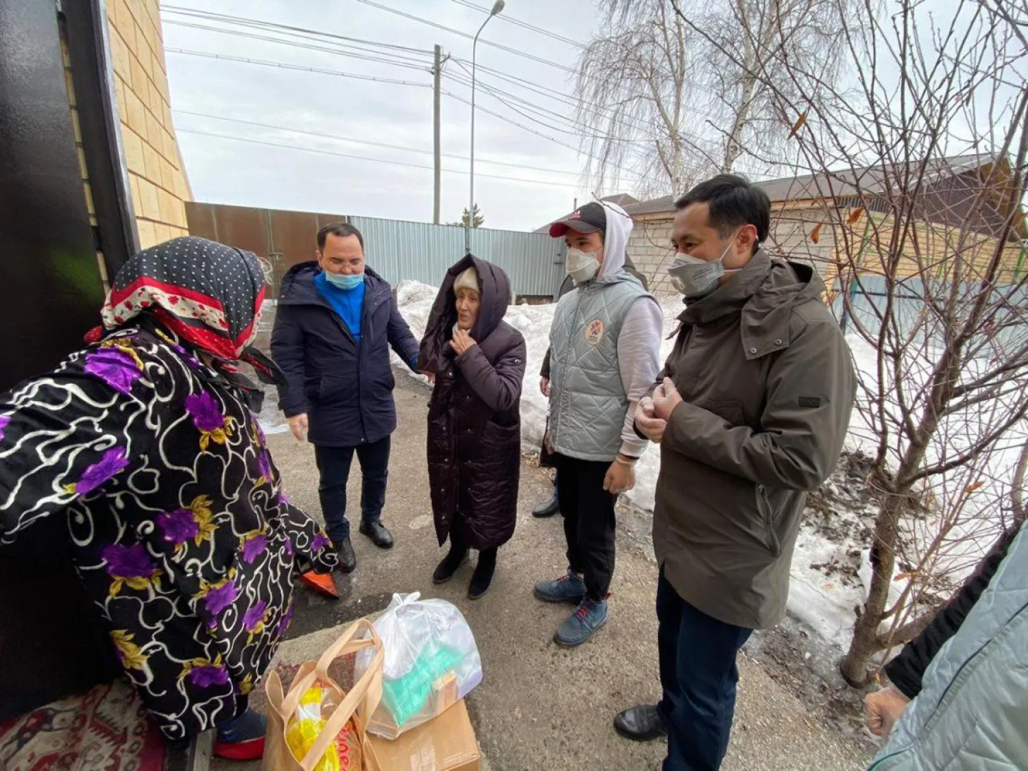 Более 800 нуждающимся семьям столицы раздали маски и антисептики
