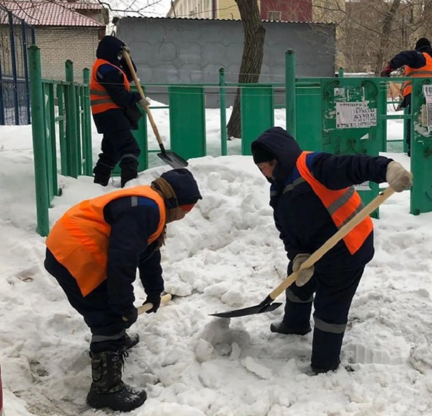 Около 28 тысяч кубометров снега вывезли из столицы за ночь