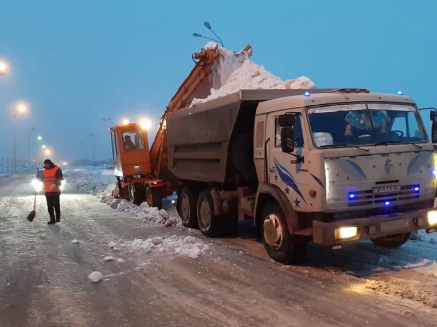 Сегодня на уборку снега в столице вышли более 1 600 дорожных рабочих