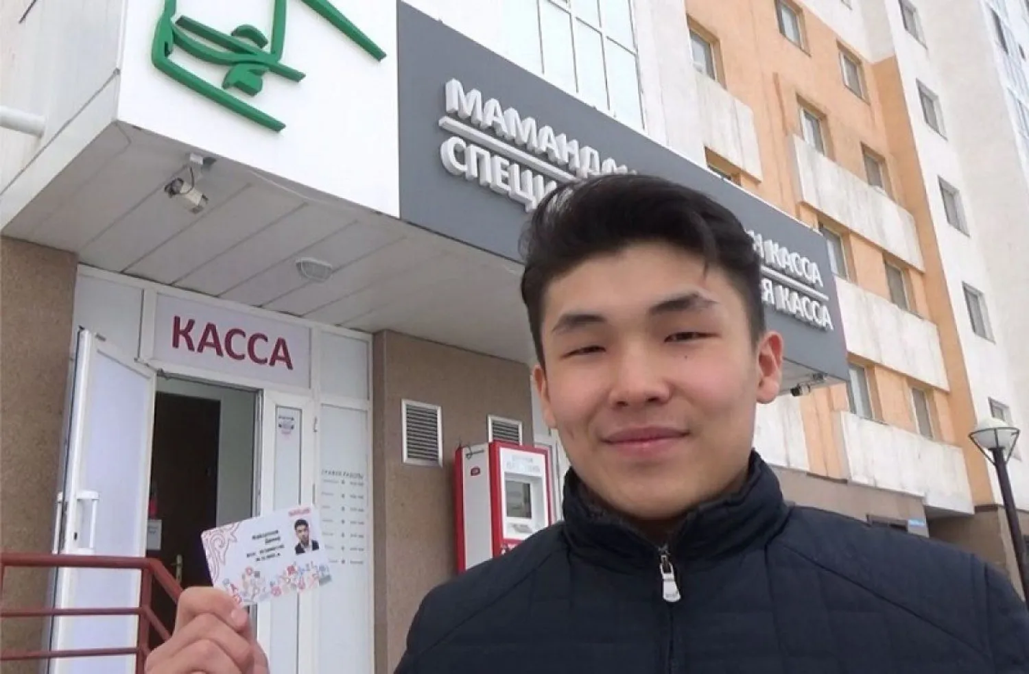 Почти 200 подростков обратились за приобретением именных транспортных карт в столице за день