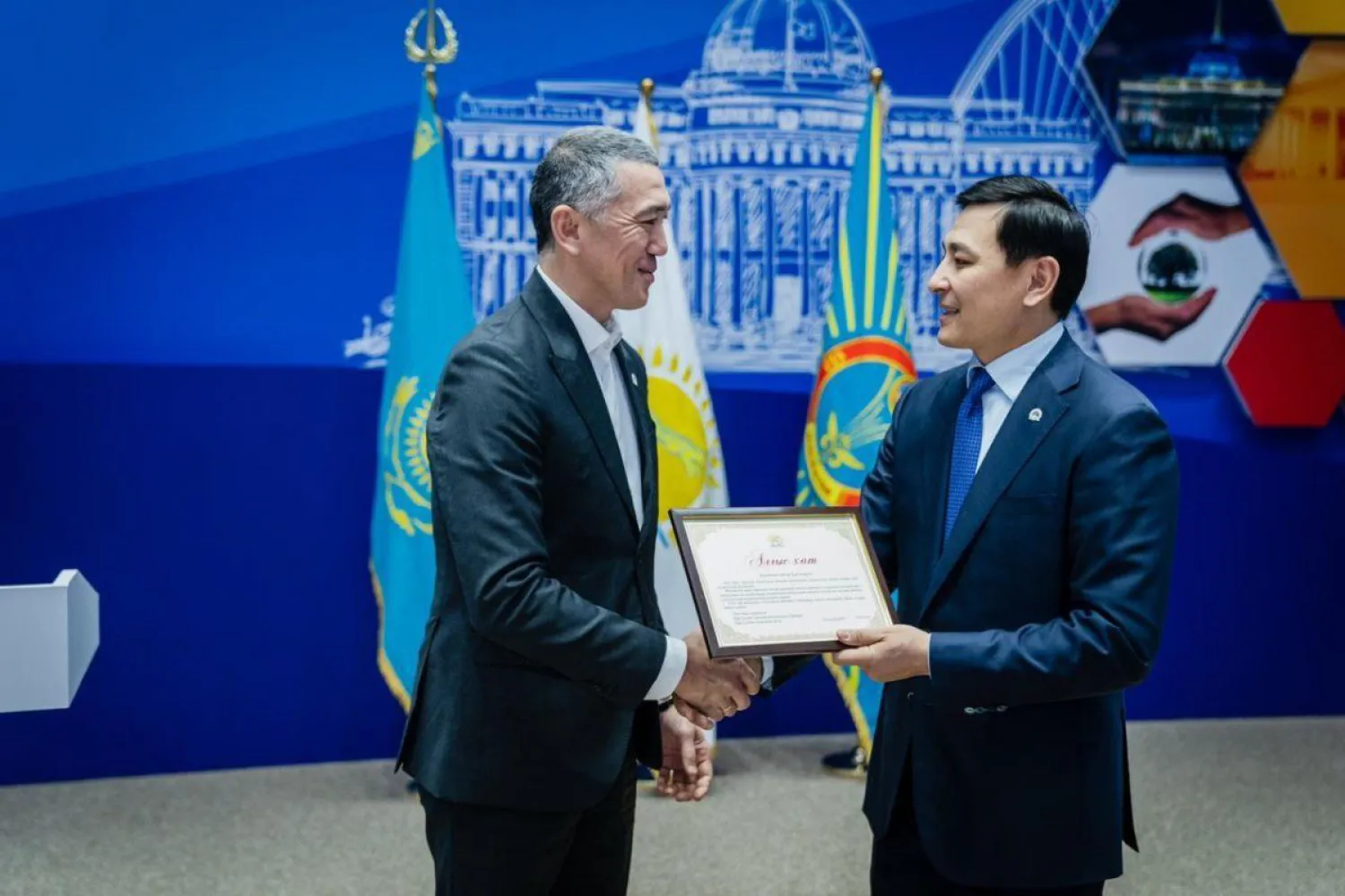 Алтай Кульгинов вручил партбилеты новым членам Nur Otan
