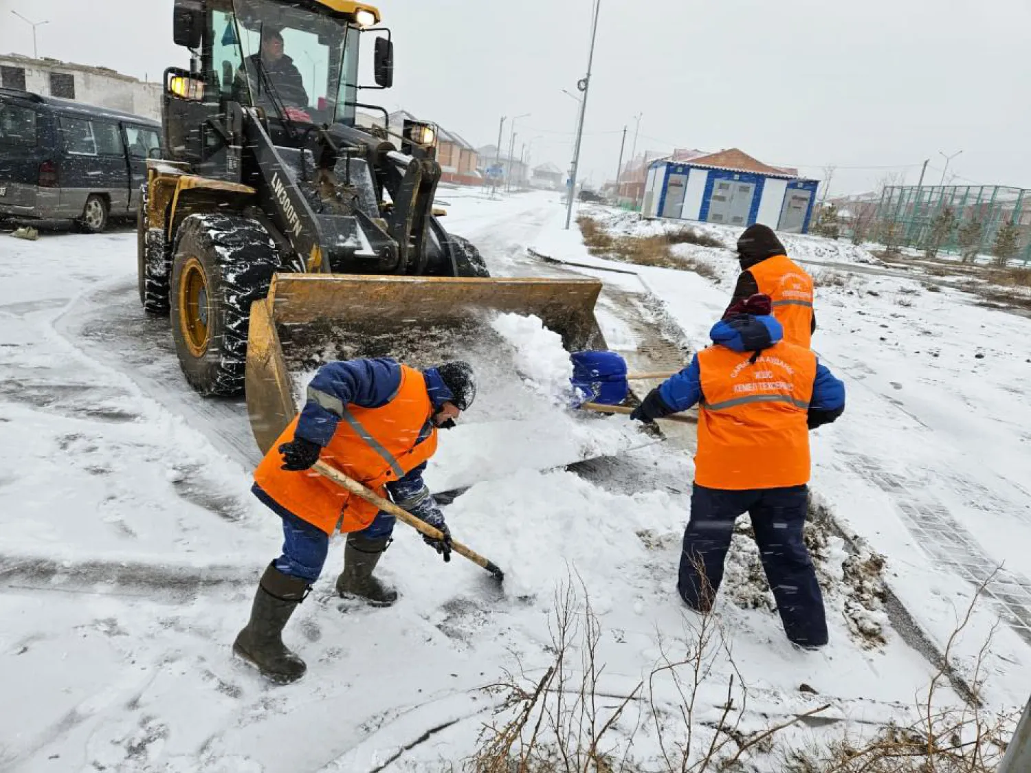 Свыше 2000 дорожных рабочих и порядка 1000 техники очищают от снега Астану