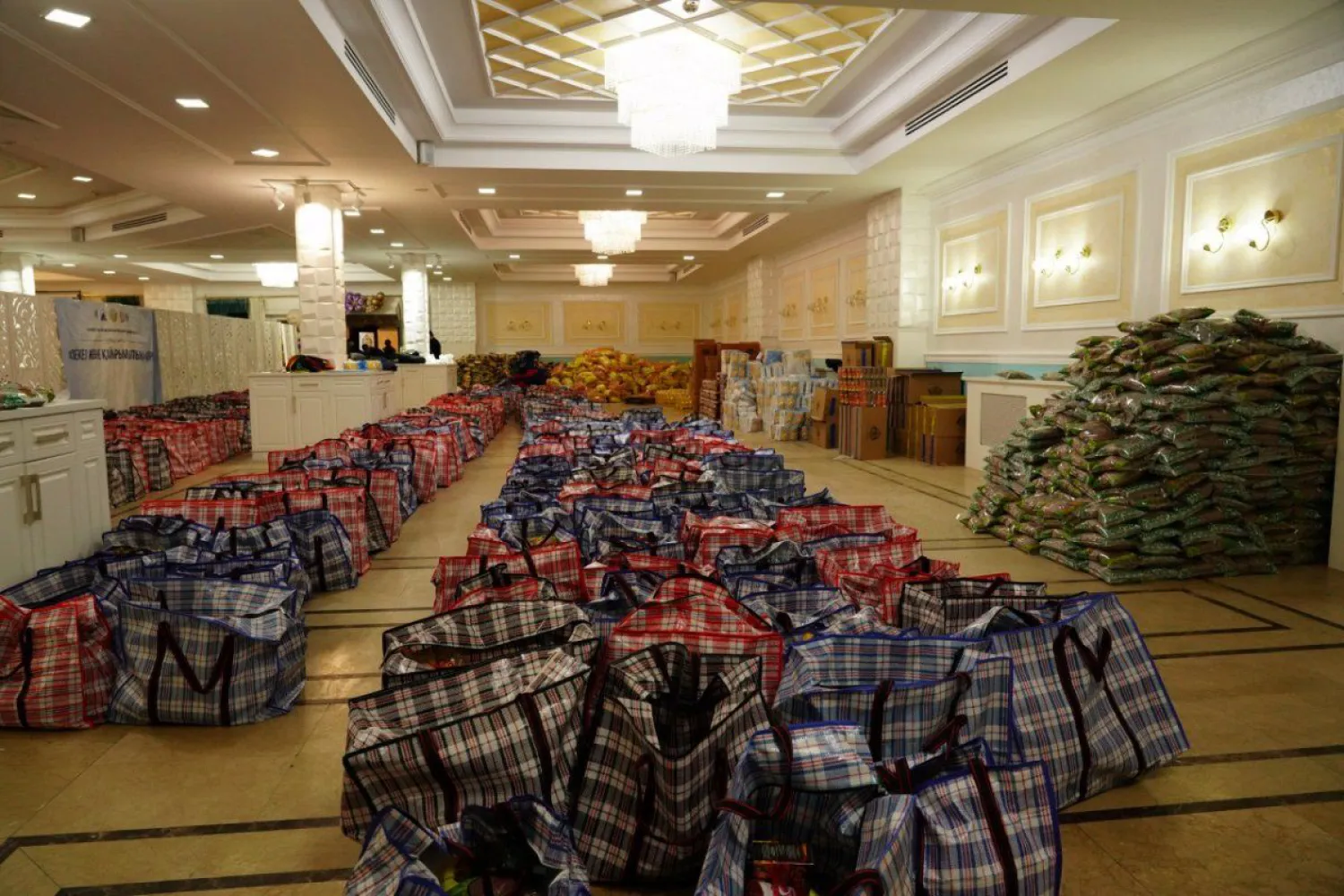 В Нур-Султане продолжается раздача продуктовых корзин нуждающимся семьям