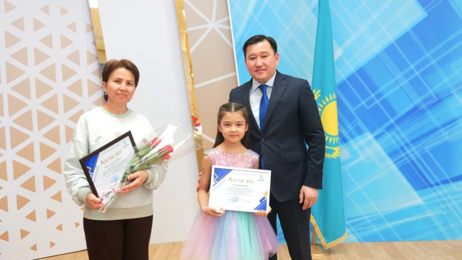 Одаренных cтоличных школьников наградили в День благодарности