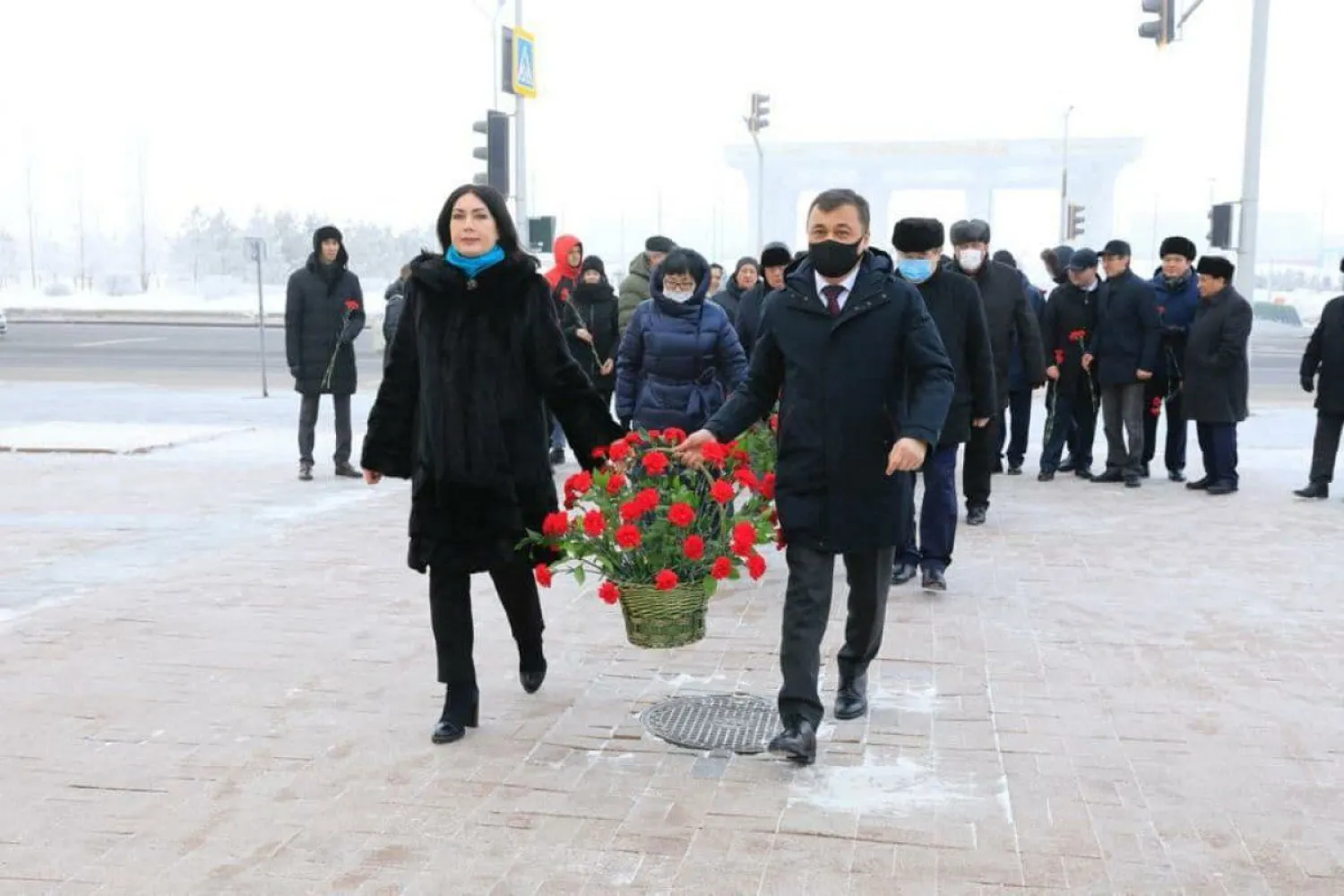 Церемония возложения цветов к монументу «Қазақ еліне мың алғыс!» прошла в столице
