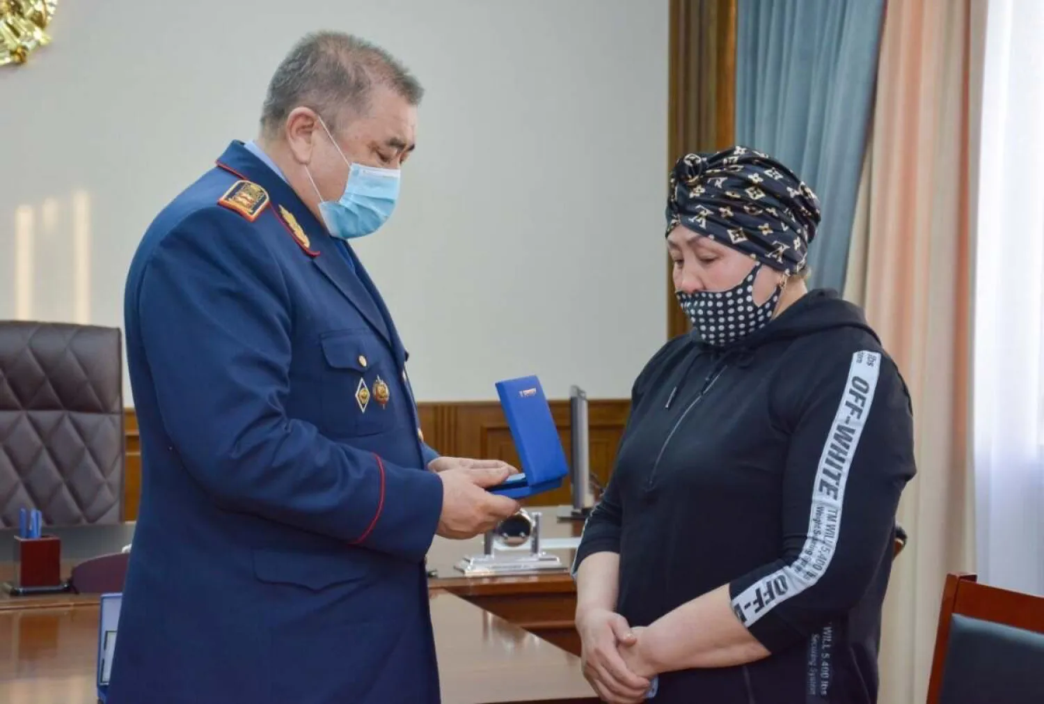 Ерлан Тургумбаев вручил госнаграды семьям погибших полицейских