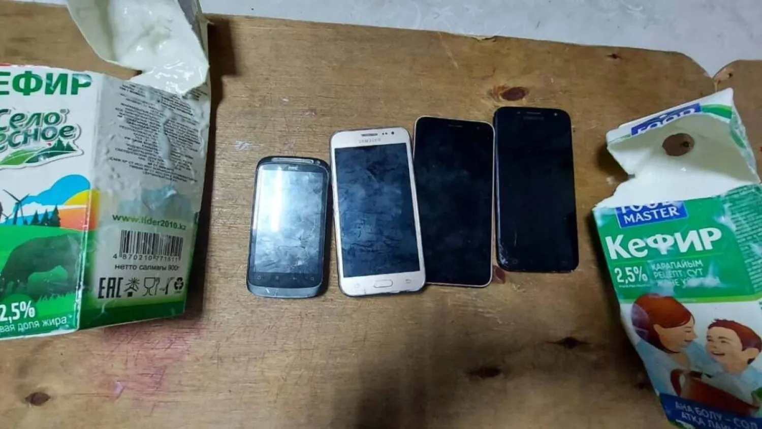 4 телефона в кефире пытались передать в колонию Нур-Султана