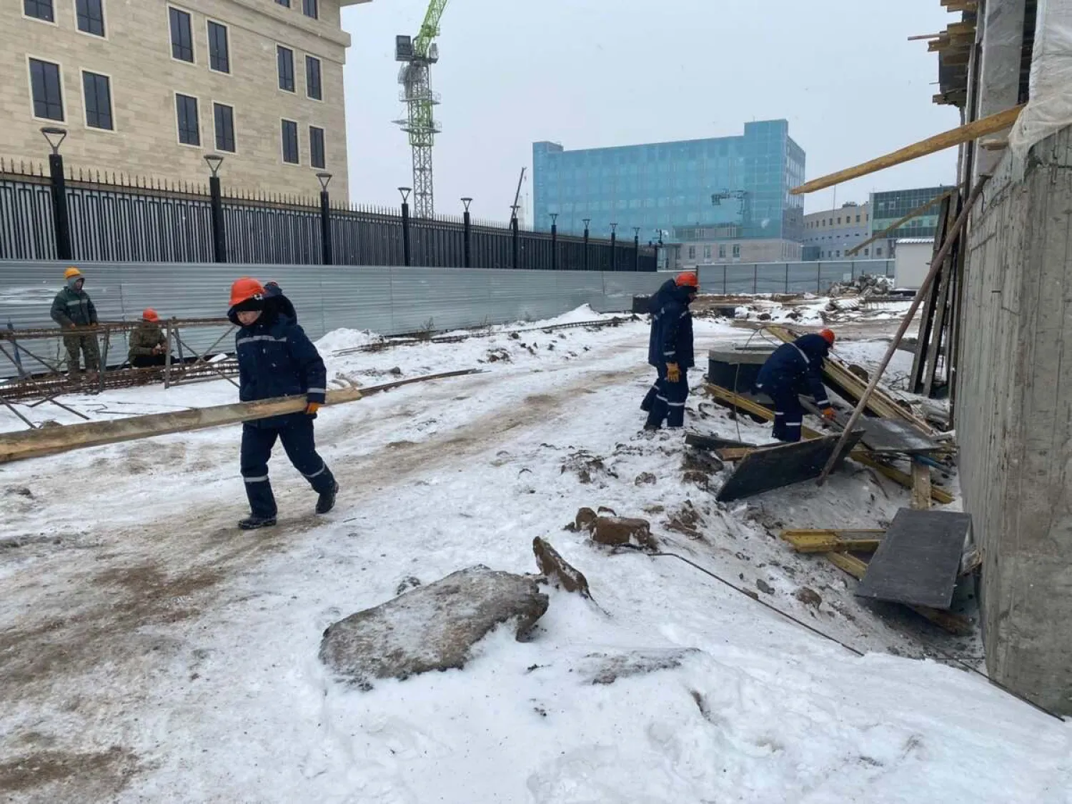 Более 100 осужденных получили работу в строительной компании Нур-Султана