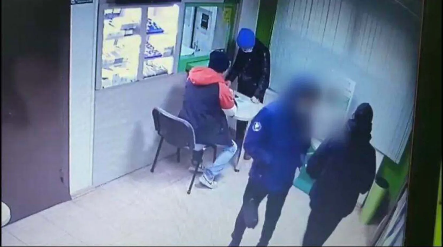 Вор похитил золотую цепочку с витрины ломбарда в Нур-Султане