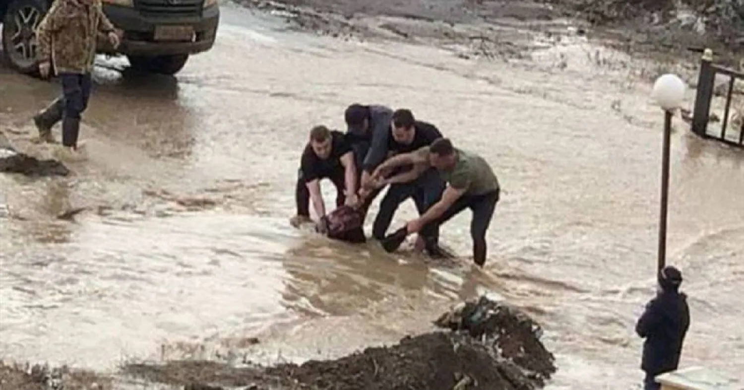 Школьница чуть не погибла в арыке с грязной водой (ВИДЕО)