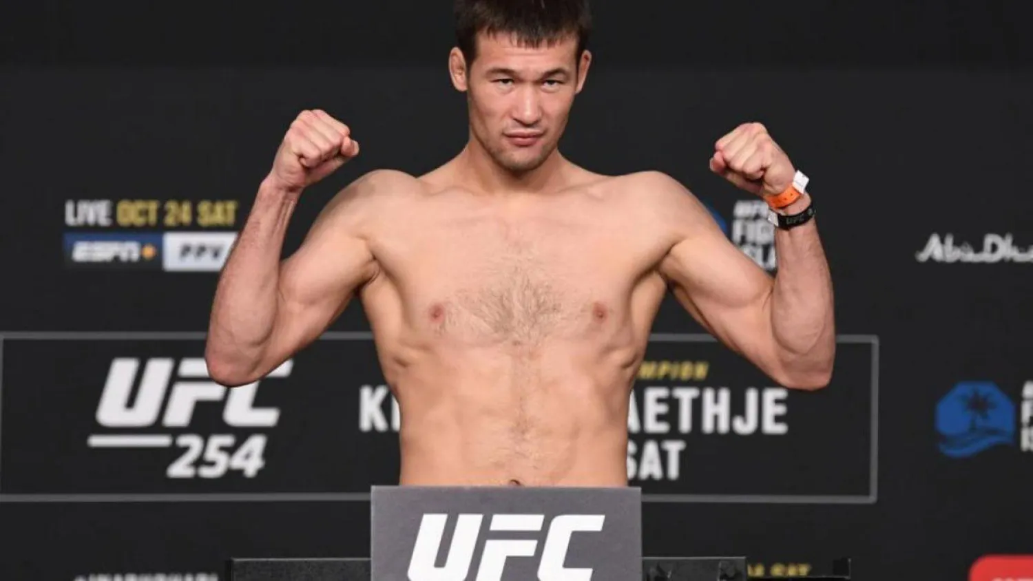 Казахстанский файтер подписал новый контракт с UFC