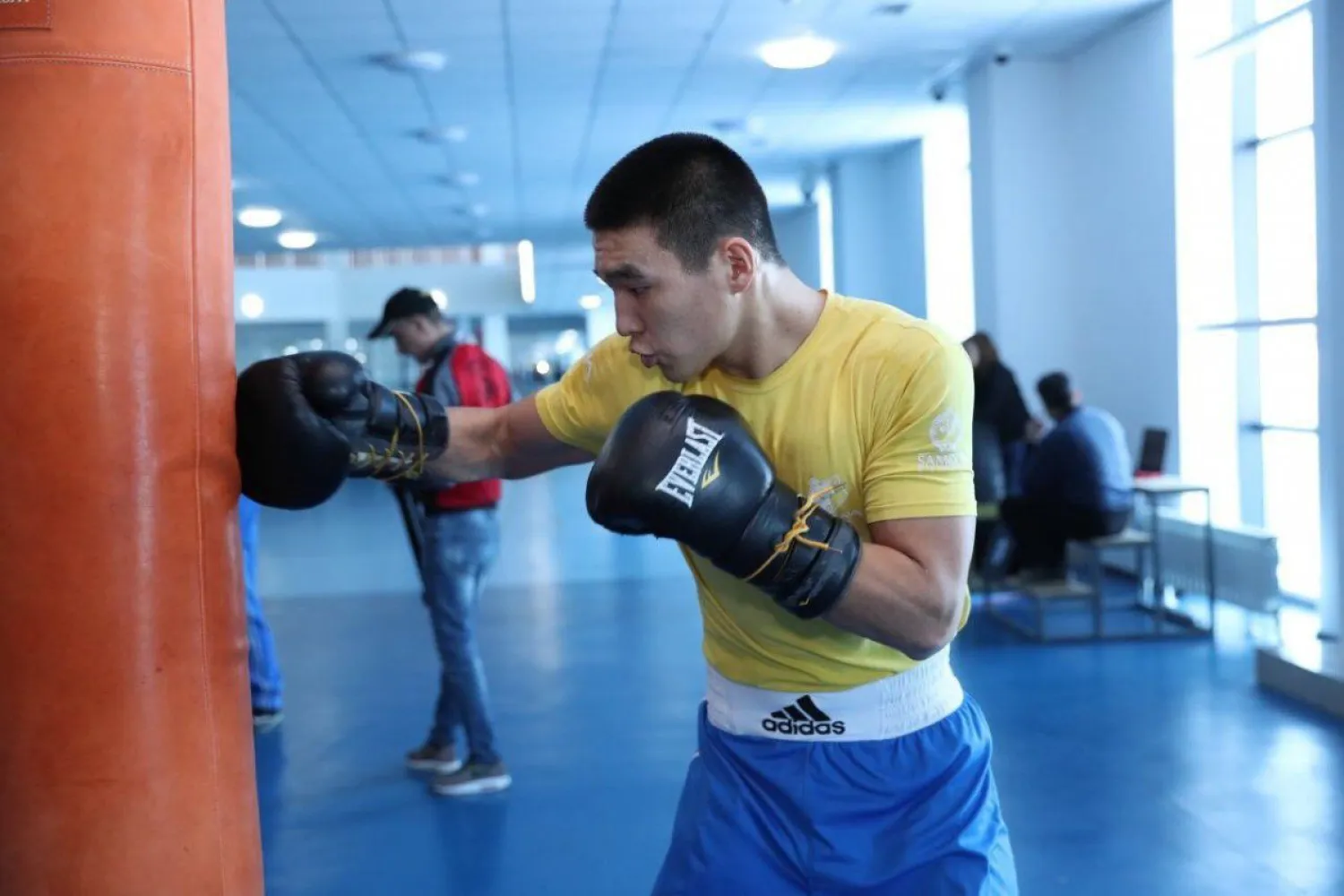 Команда Казахстана по боксу понесла первую потерю на чемпионате мира