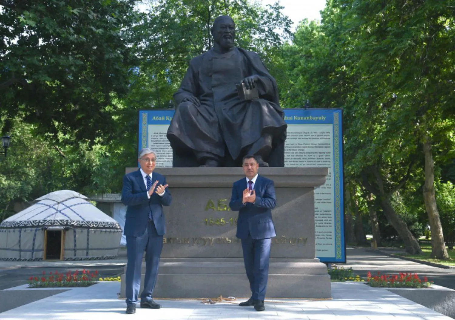 Памятник Абаю открыли в Бишкеке