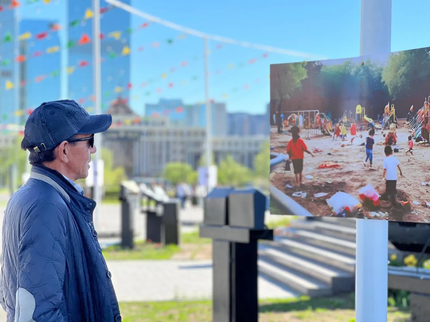 Выставка фотографий прошла у монумента "Байтерек"