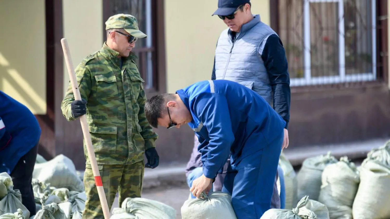 Еще 500 военнослужащих и спасателей отправятся в Западно-Казахстанскую область