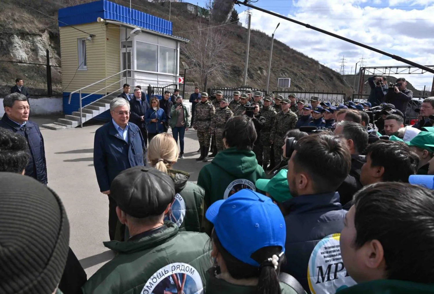 Глава государства поблагодарил всех людей, вовлеченных в борьбу с паводками