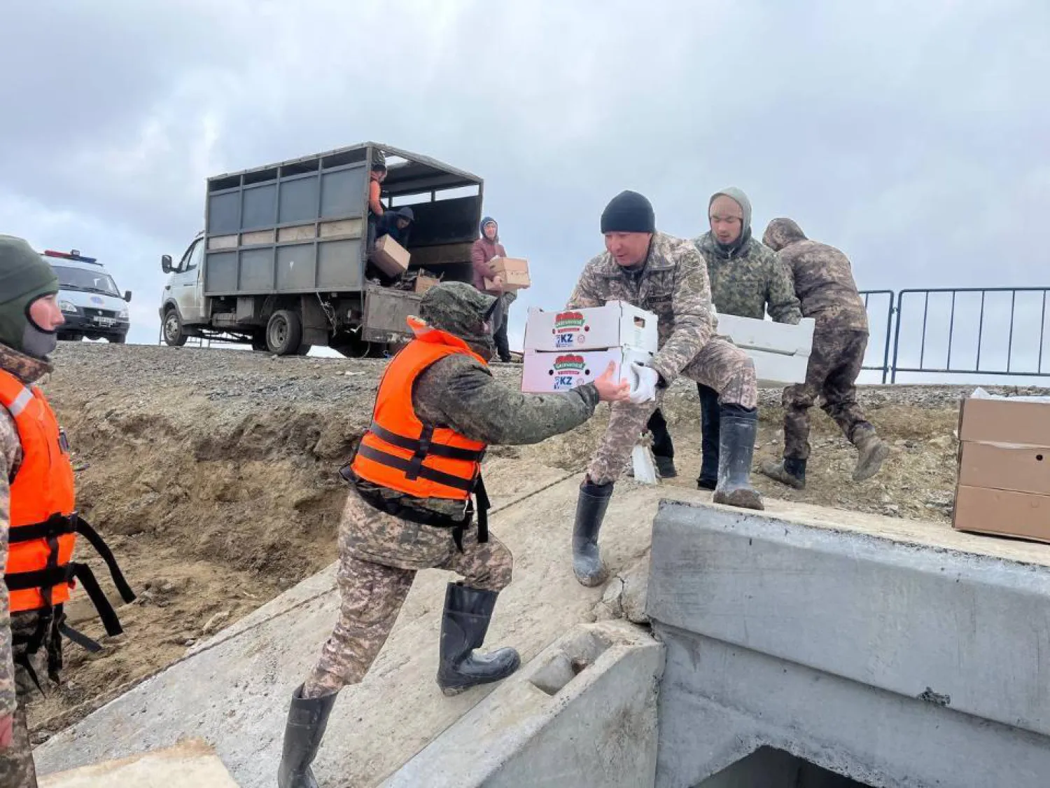 В борьбе с паводками в регионах помогают военнослужащие