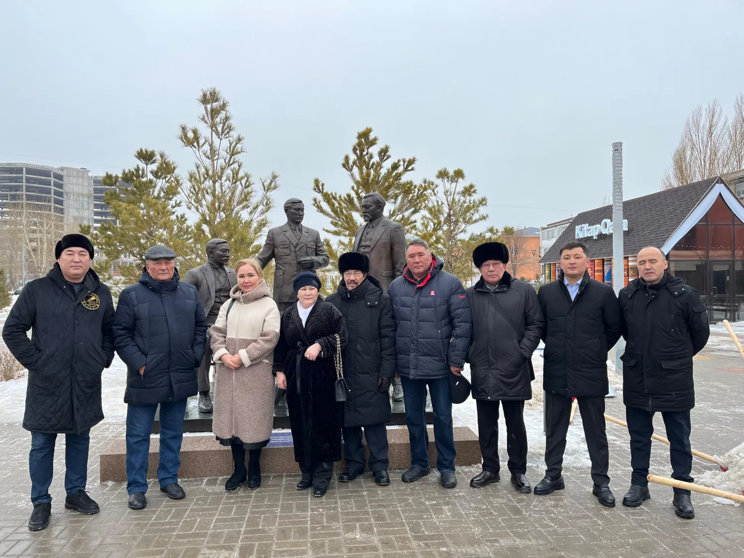 В День обновления в Астане провели акцию по уборке снега в сквере писателей