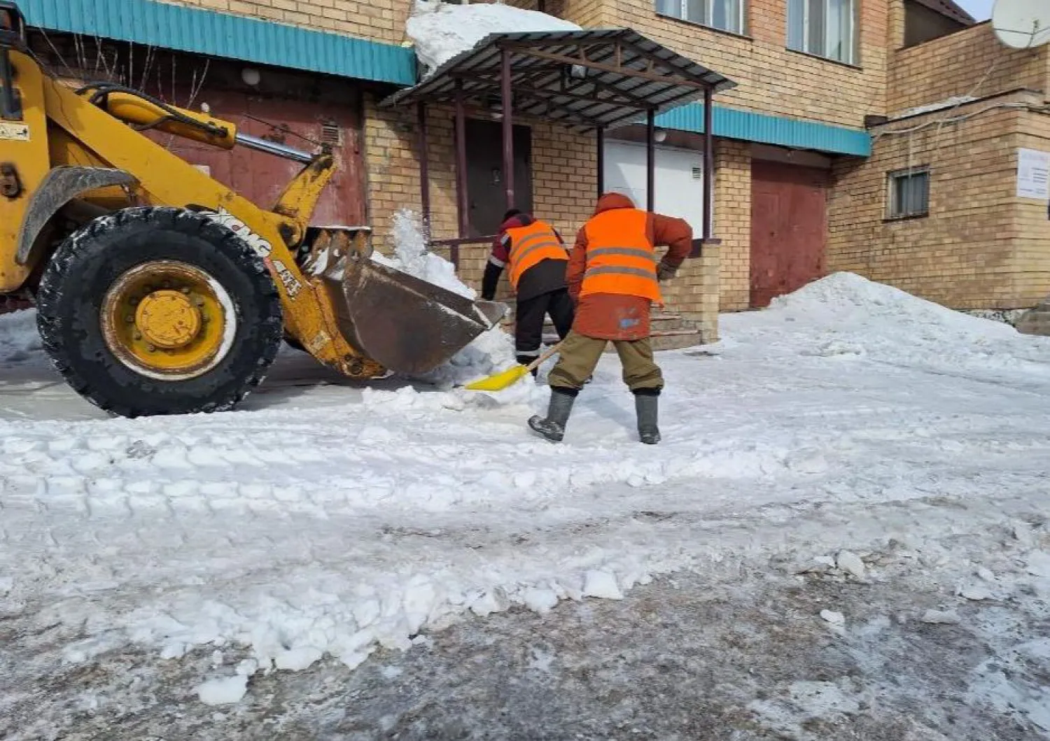 Почти 25 тысяч кубометров снега вывезли за ночь из столицы