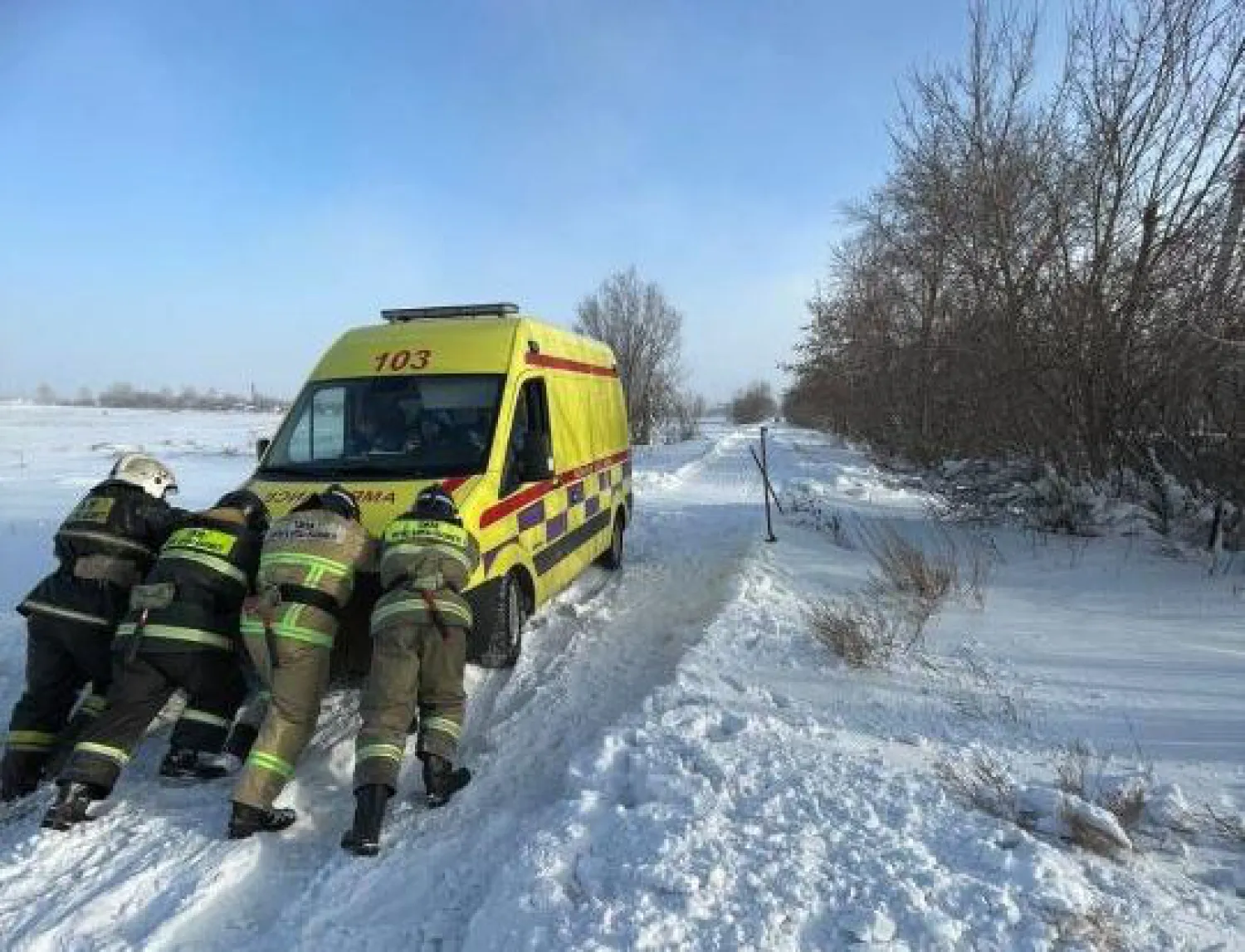 Машина скорой помощи по пути на вызов застряла в снегу в Карагандинской области