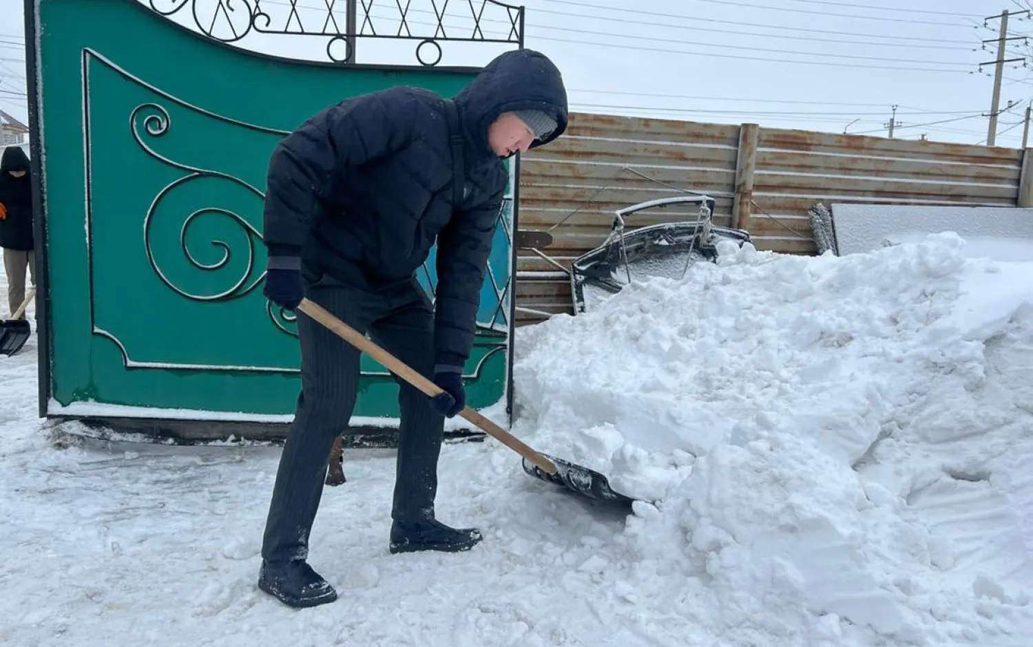 Студенты столичных колледжей приняли участие в уборке снега