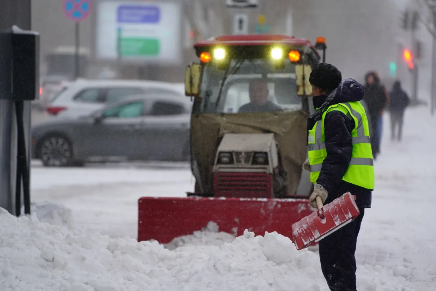 Снегопад в Астане: свыше 1200 единиц спецтехники вышли на уборку улиц