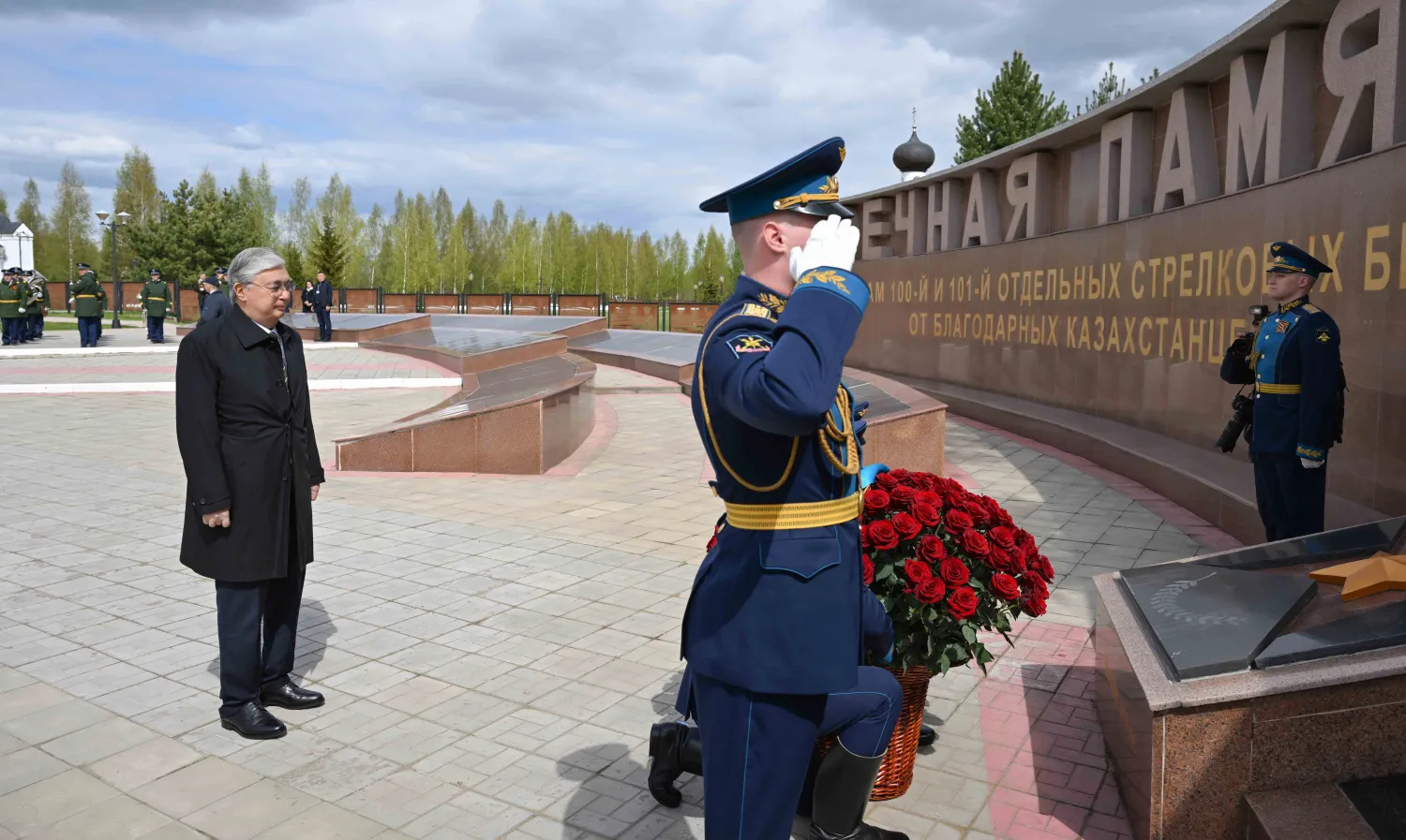 Глава государства возложил цветы к Мемориальному комплексу воинам-казахстанцам во Ржеве