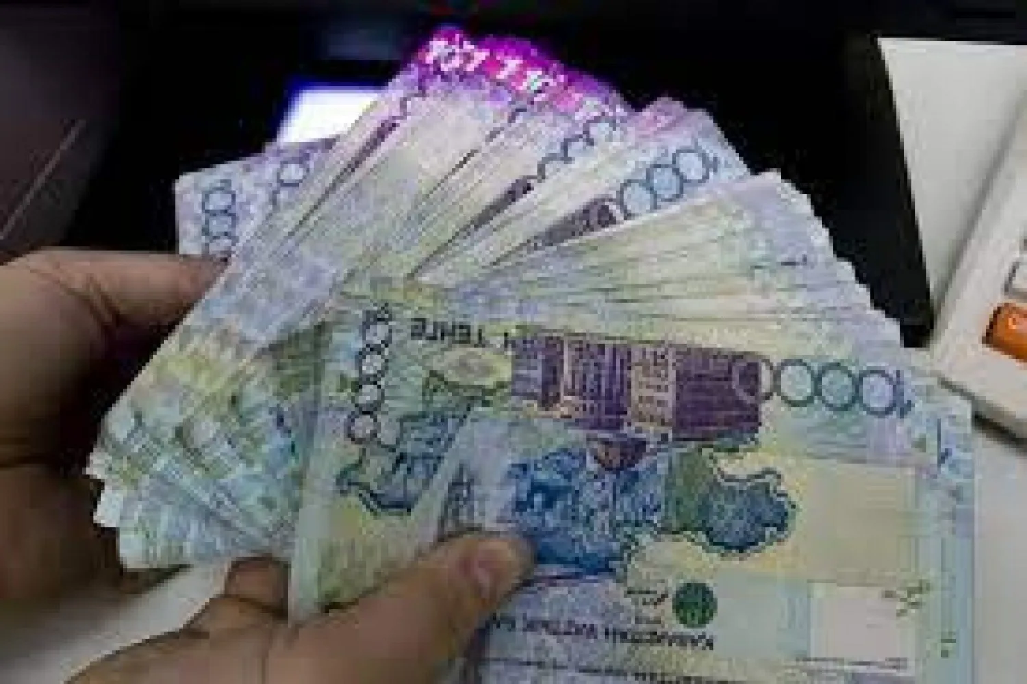 Бывшая госслужащая выманила у жителей столицы 45 млн тенге