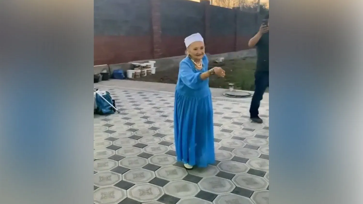 Бабушка своей грацией восхитила пользователей Сети