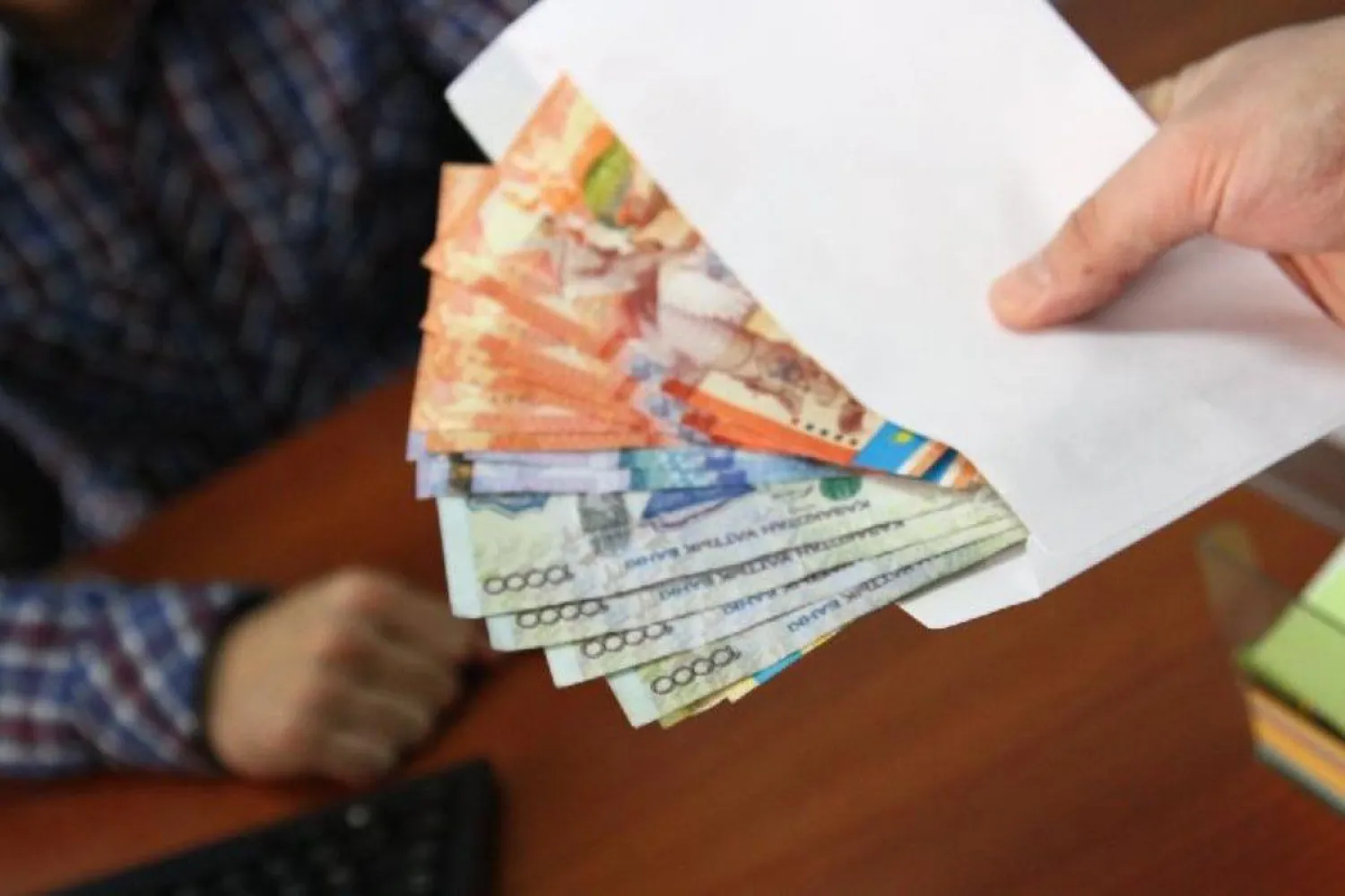 Главврача шымкентской поликлиники осудили за взятки