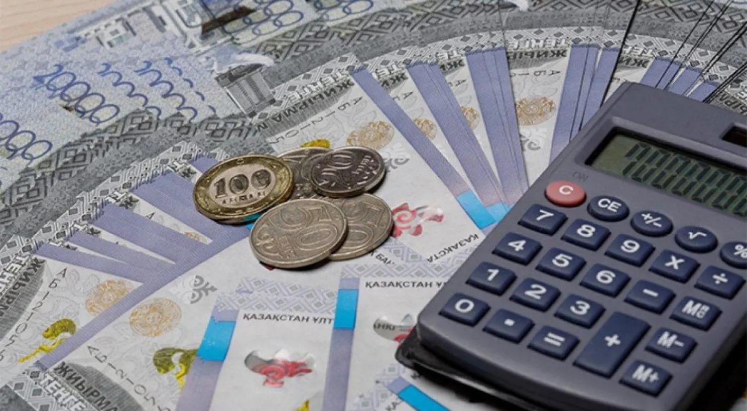 Более 300 млрд тенге выплатило государство в поддержку работающего населения