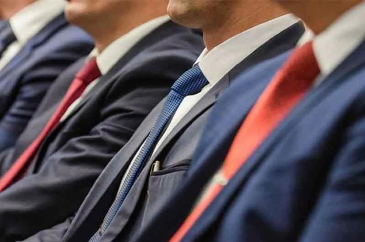 Мораторий на повышение зарплаты акимов, депутатов и министров объявил Президент