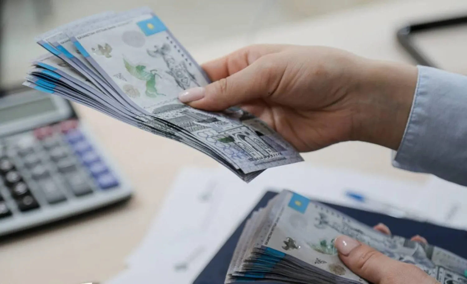 Казахстанским госслужащим разрешат подрабатывать