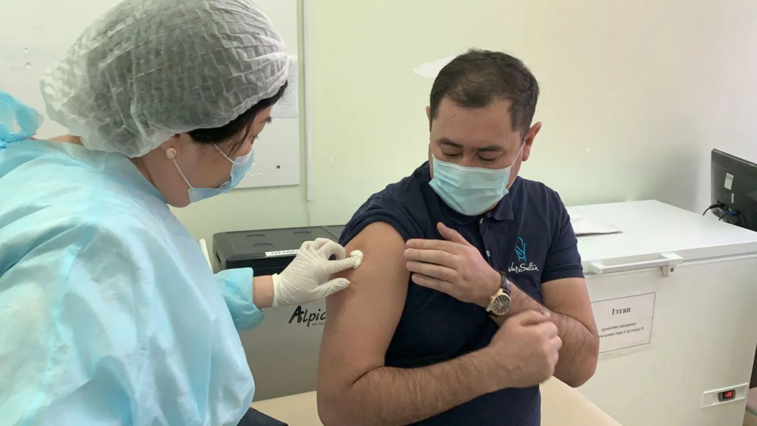 Руководитель УОЗ столицы ревакцинировался