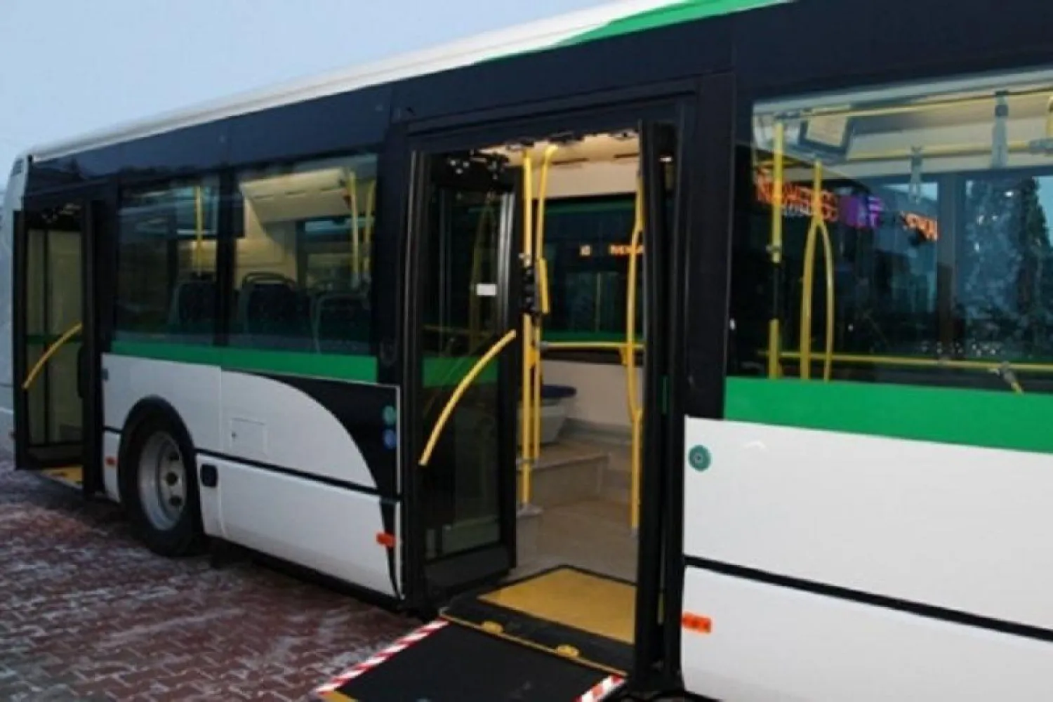 Автобус загорелся прямо на остановке в Нур-Султане