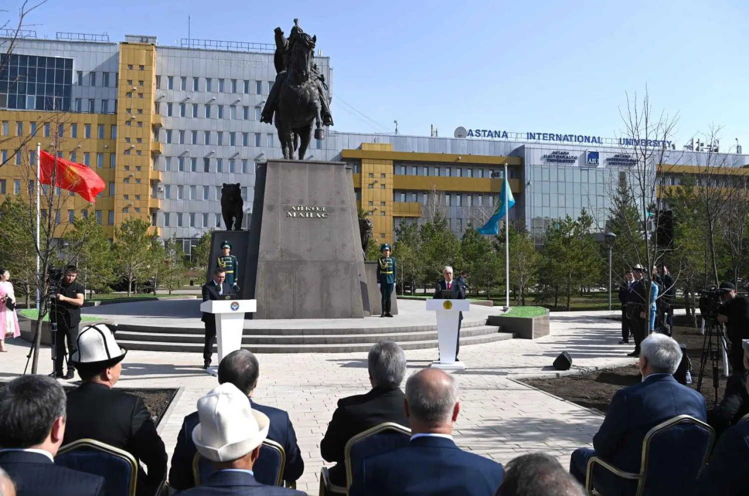 Токаев и Жапаров приняли участие в открытии памятника Айкол Манасу в Астане