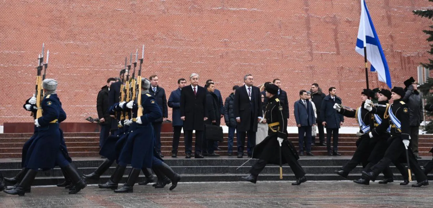 Президент возложил цветы к памятнику-мемориалу «Могила неизвестного солдата»