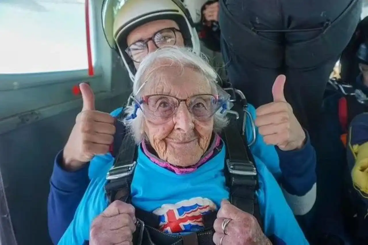 102-летняя женщина стала старейшим парашютистом Великобритании