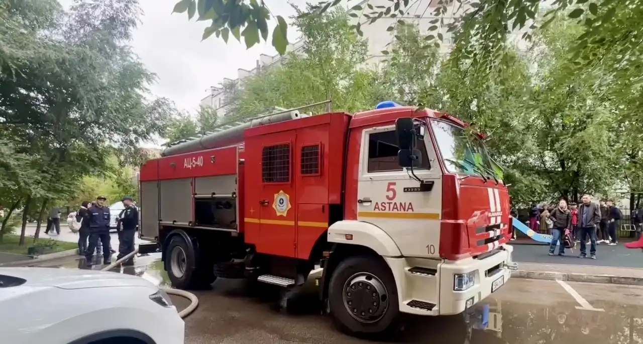 Девушка застряла в лифте во время пожара в Астане