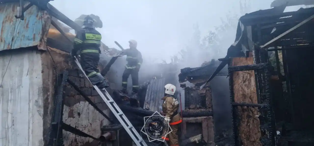 Пожарные в столице ликвидировали возгорание бани и жилого дома