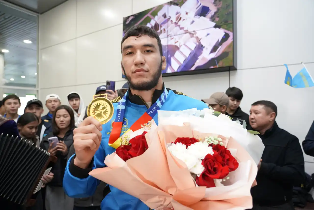 В столичном аэропорту встретили чемпиона мира Ризабека Айтмухана