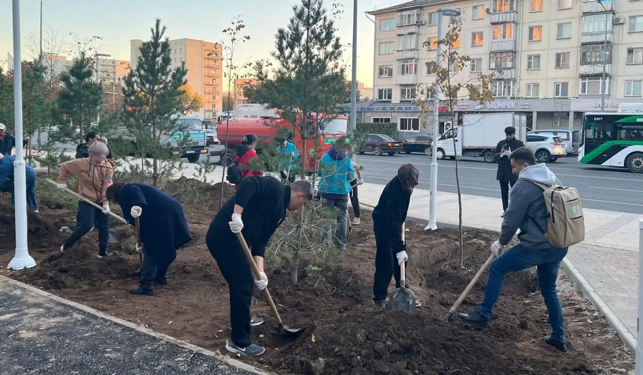 «Таза Қазақстан»: более 100 деревьев посадили волонтеры в Астане