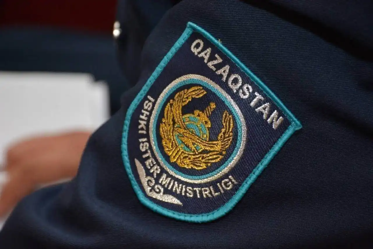 Двое пьяных вандалов повредили теплую остановку в Астане