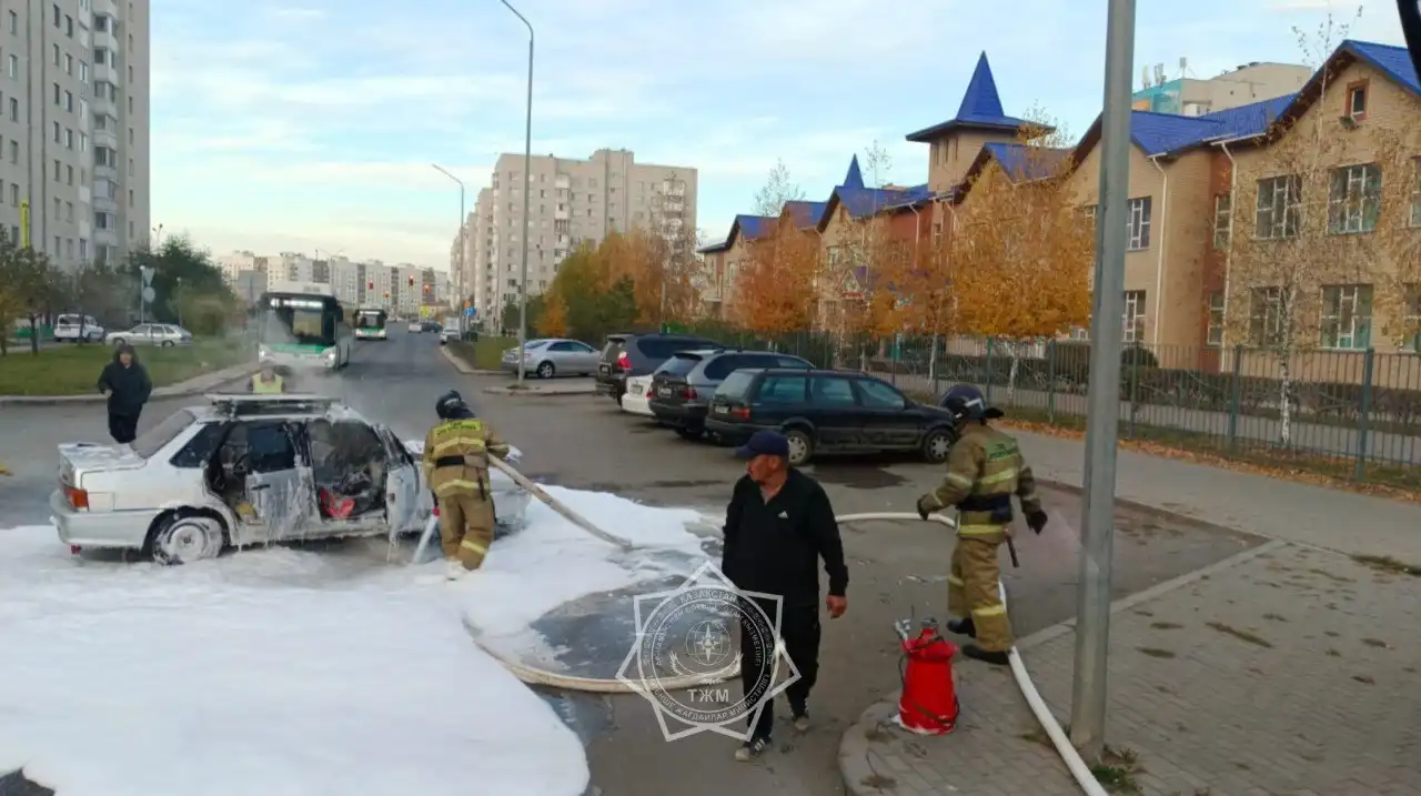 Автомобиль загорелся на парковке в Астане