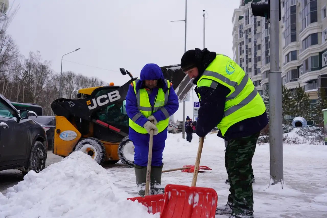 Более 2,5 тысяч рабочих вышли на снегоуборку в Астане