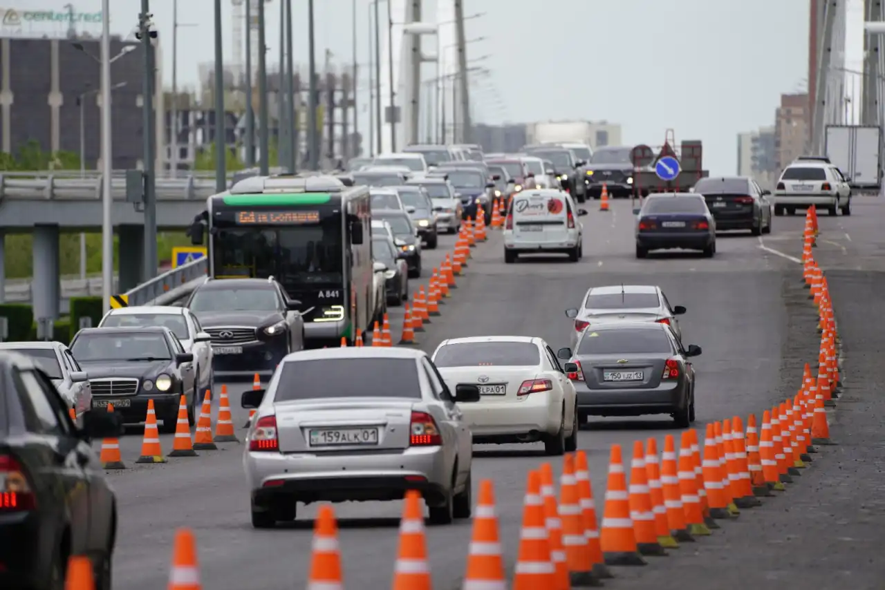 Несколько дорог в Казахстане стали платными для грузовых авто