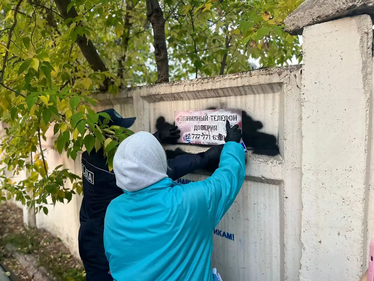 В столице провели акцию по закрашиванию рекламы наркотиков