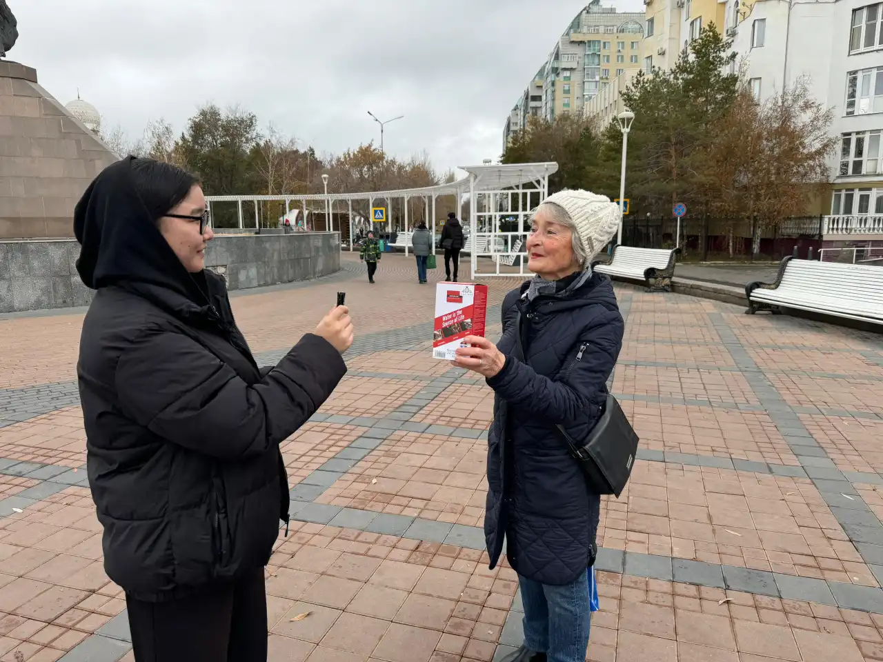 Блиц-опрос в преддверии Дня Республики провели в Астане